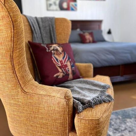 Private Bright Modern Studio! Queen Bed ! Victoria Eksteriør bilde