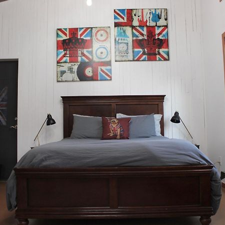 Private Bright Modern Studio! Queen Bed ! Victoria Eksteriør bilde