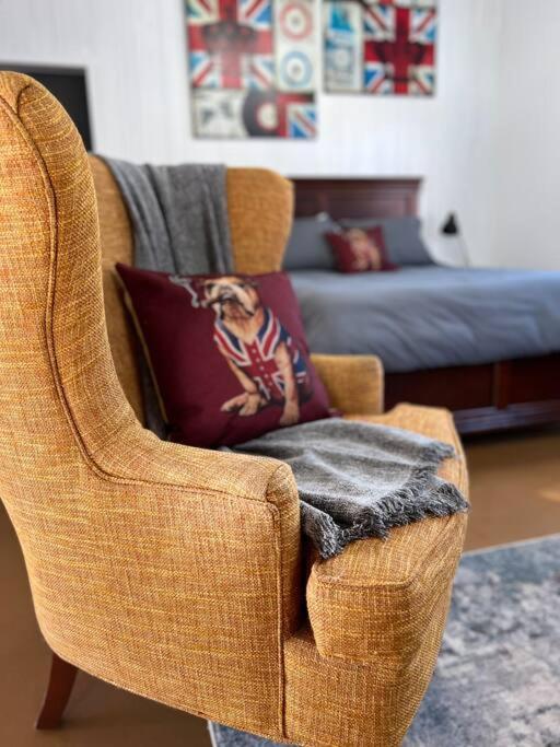 Private Bright Modern Studio! Queen Bed ! Victoria Eksteriør bilde