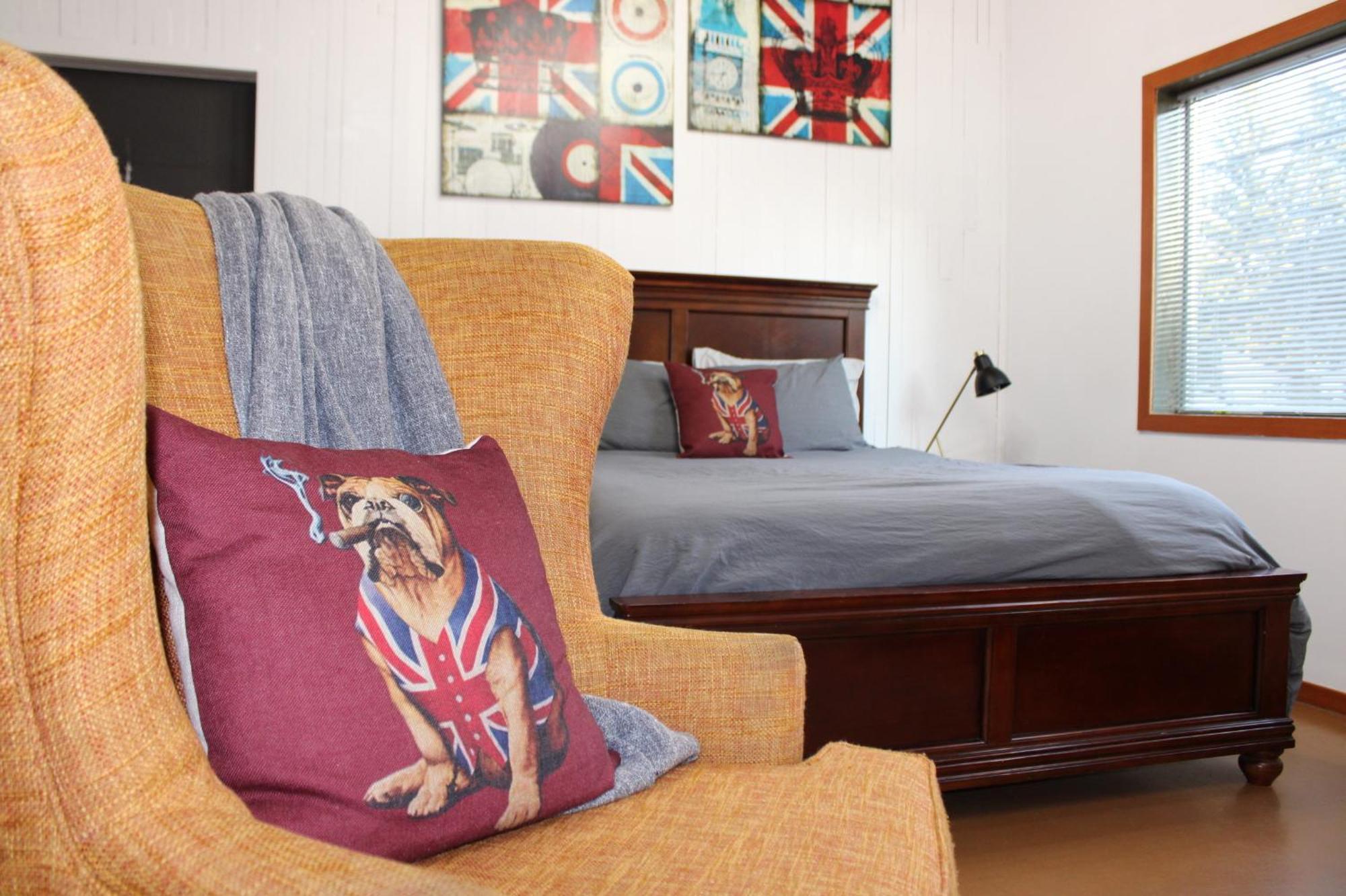 Private Bright Modern Studio! Queen Bed ! Victoria Eksteriør bilde