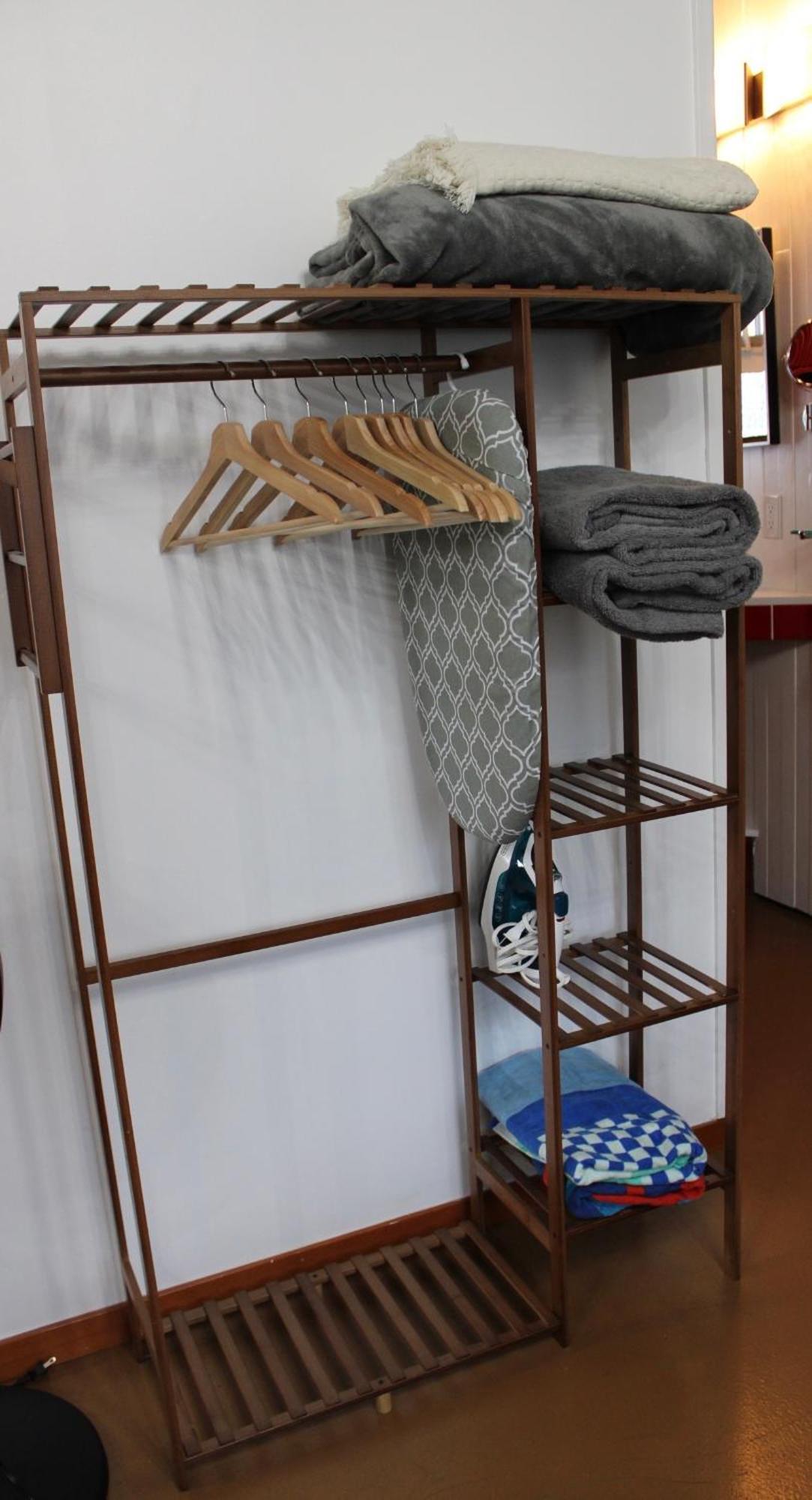 Private Bright Modern Studio! Queen Bed ! Victoria Eksteriør bilde