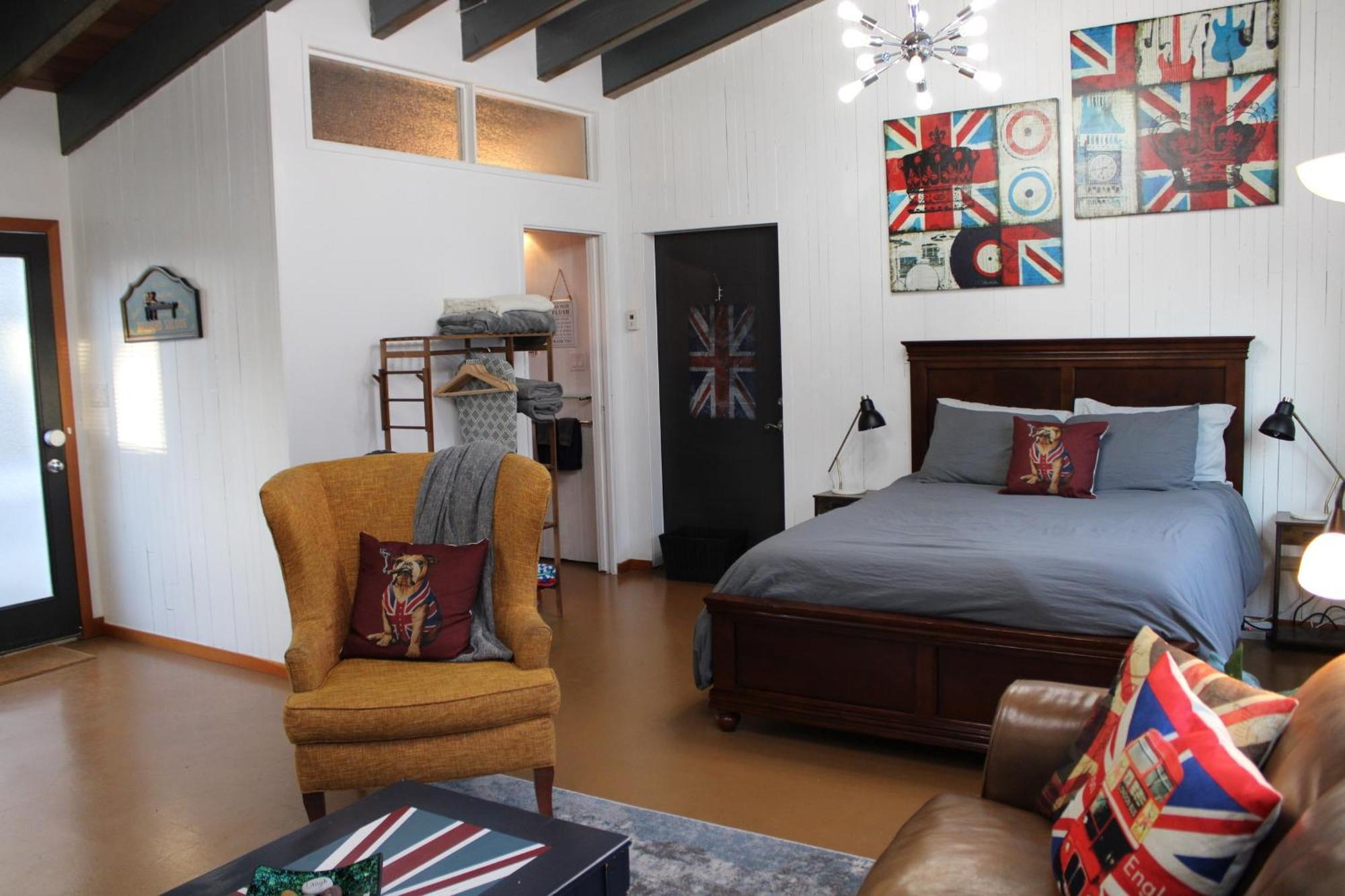Private Bright Modern Studio! Queen Bed ! Victoria Eksteriør bilde